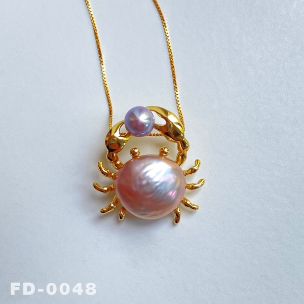 Handmade Crab Pendant Necklace with Natural Freshwater Pearl / Unique Nautical Jewelry / Ocean-Inspired Accessory / Perfect Sea Lover's Gift