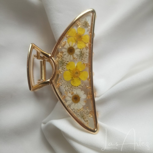 Pressed Yellow Buttercup & Wild Daisy Resin Hair Claw, Halfmoon Metal Hair Claw, Handmade Women Hair Accessories,Flower Resin, Gift for Her